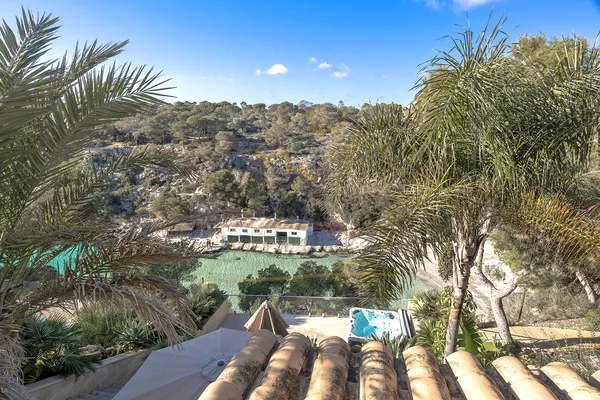 casa adosada reformada en cala pi con licencia de alquiler vacacional y vistas a la bahía 2