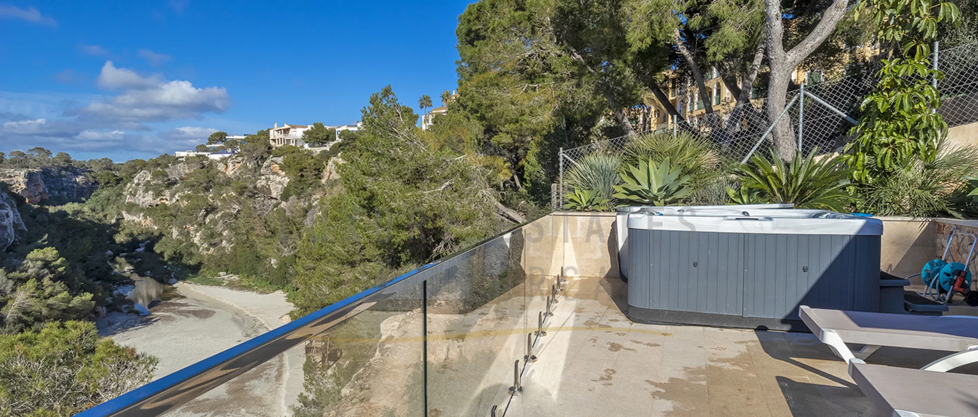 casa adosada reformada en cala pi con licencia de alquiler vacacional y vistas a la bahía 9
