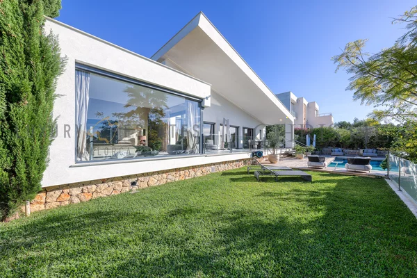 moderna villa en cala vinyas con piscina y jardín 2