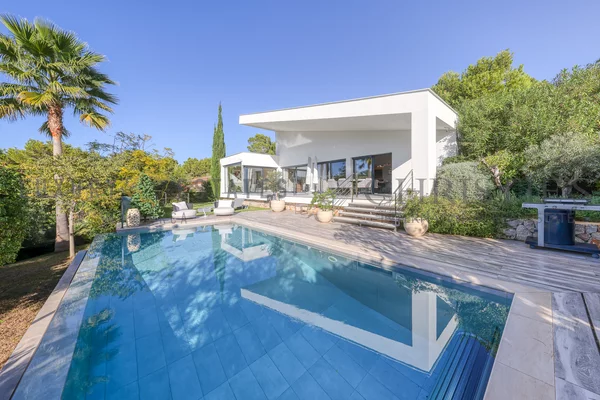 moderna villa en cala vinyas con piscina y jardín 15