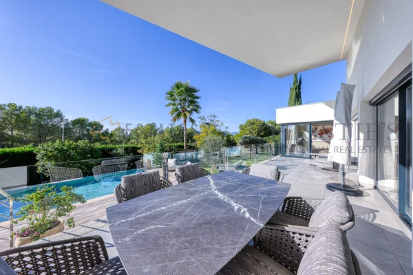 moderna villa en cala vinyas con piscina y jardín 14