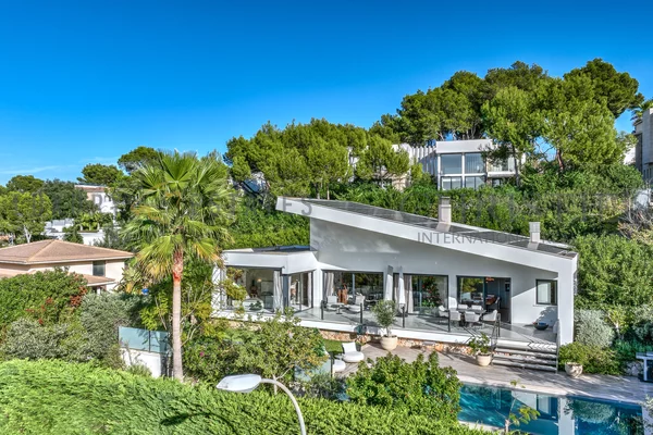 moderna villa en cala vinyas con piscina y jardín 1