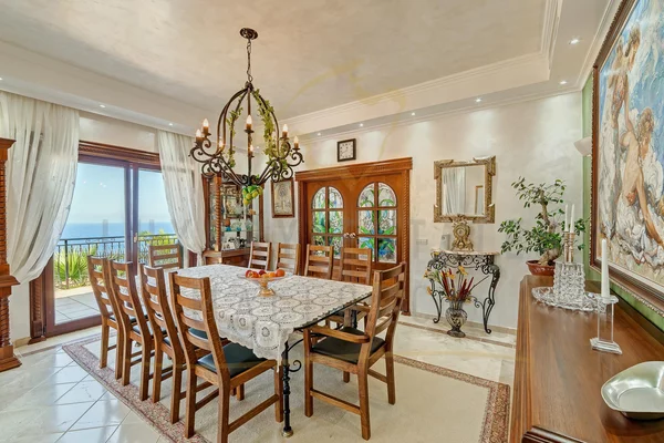 herrschaftliche villa in puerto de andratx auf la mola mit meerblick kaufen   essbereich