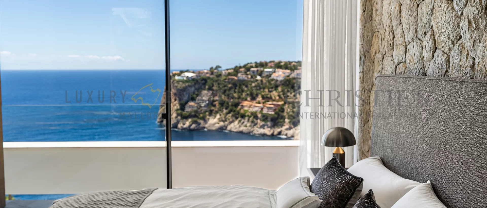 moderne neubauvilla in port andratx mit beeindruckendem blick aufs meer und großem infinity pool