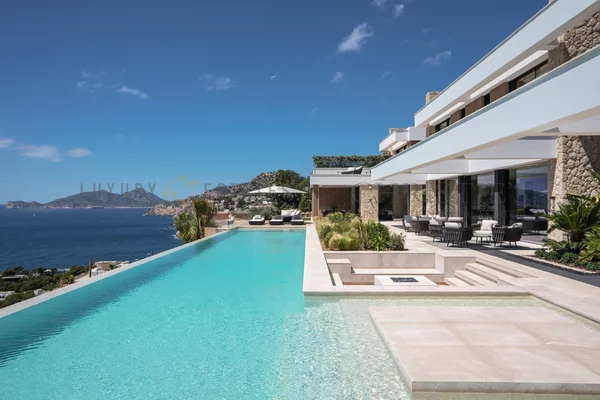 moderna villa de nueva construcción en port andratx con impresionantes vistas al mar y gran piscina infinita