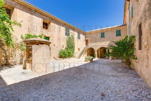 grosse mallorca finca im südwesten mit Ölmühle und nebengebäuden  2