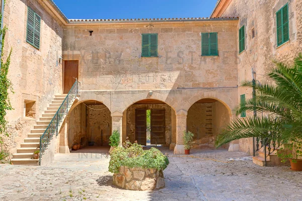 grosse mallorca finca im südwesten mit Ölmühle und nebengebäuden  3