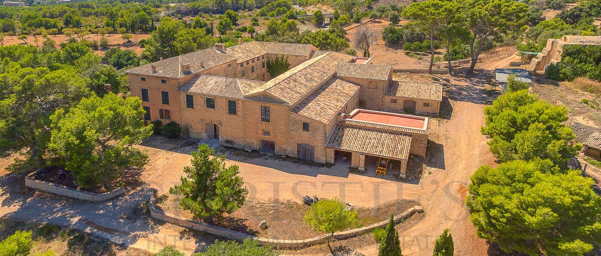 grosse mallorca finca im südwesten mit Ölmühle und nebengebäuden  18