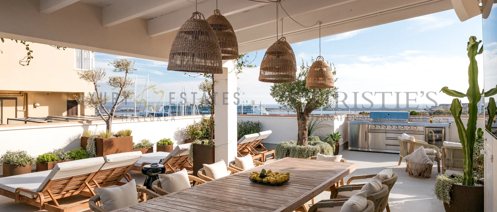 atico renovado con azotea en el paseo maritimo 