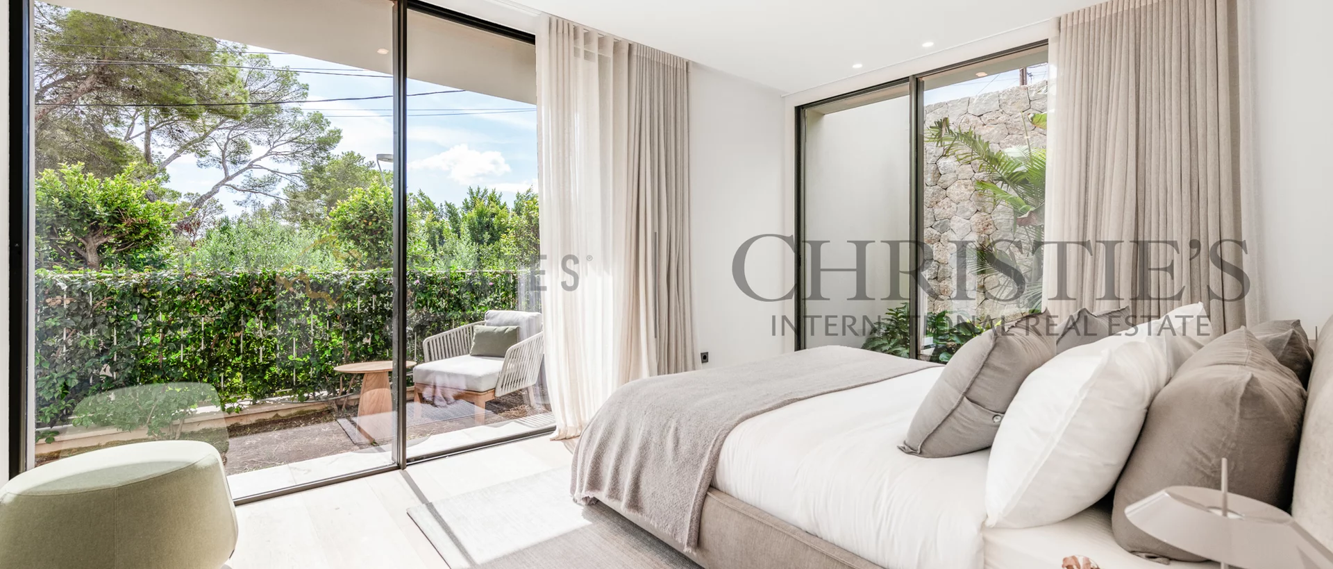 moderne neubau villa in portals nous in gehnähe zum dorf 18