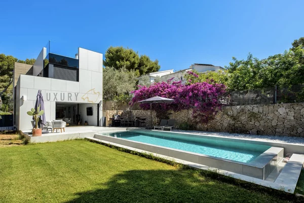 lujosa villa con vistas al mar en portals nous 1