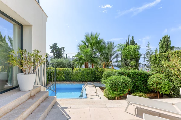 apartamento con jardín y piscina en elements portals mallorca 1