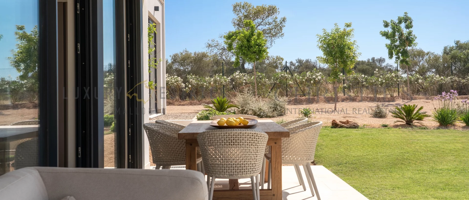 moderna villa de lujo con construcción sostenible de madera en venta en son gual 18