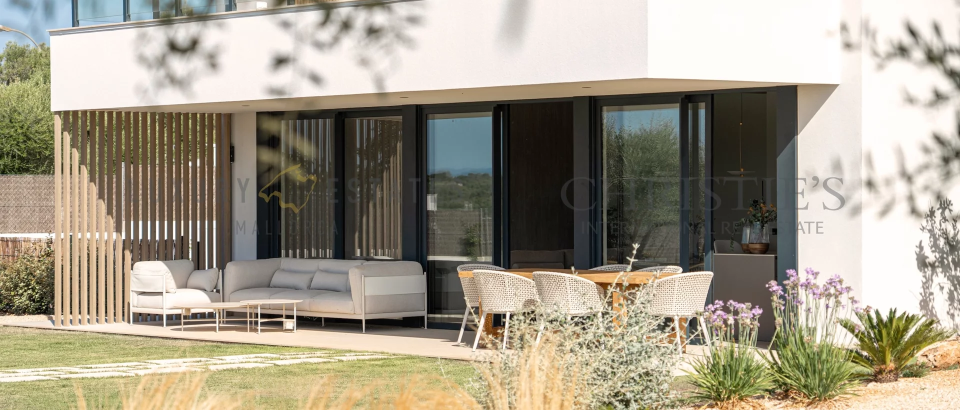 moderna villa de lujo con construcción sostenible de madera en venta en son gual 13