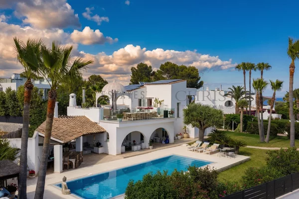 villa de estilo morisco en sol de mallorca con vistas parciales al mar 1