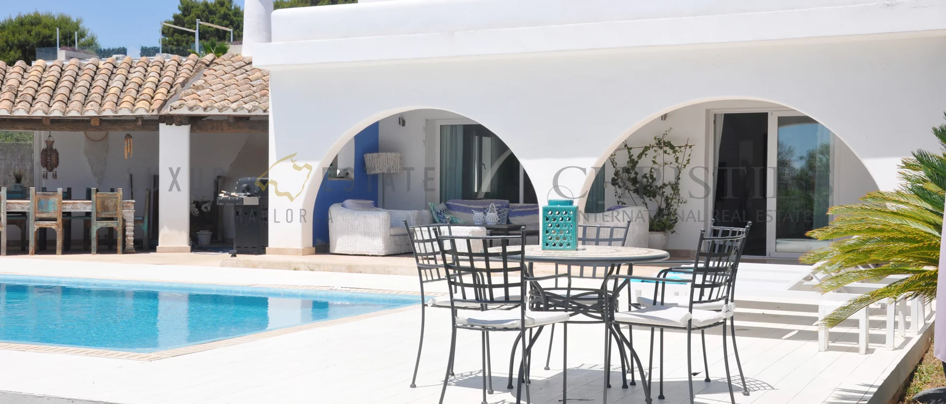 villa de estilo morisco en sol de mallorca con vistas parciales al mar 2