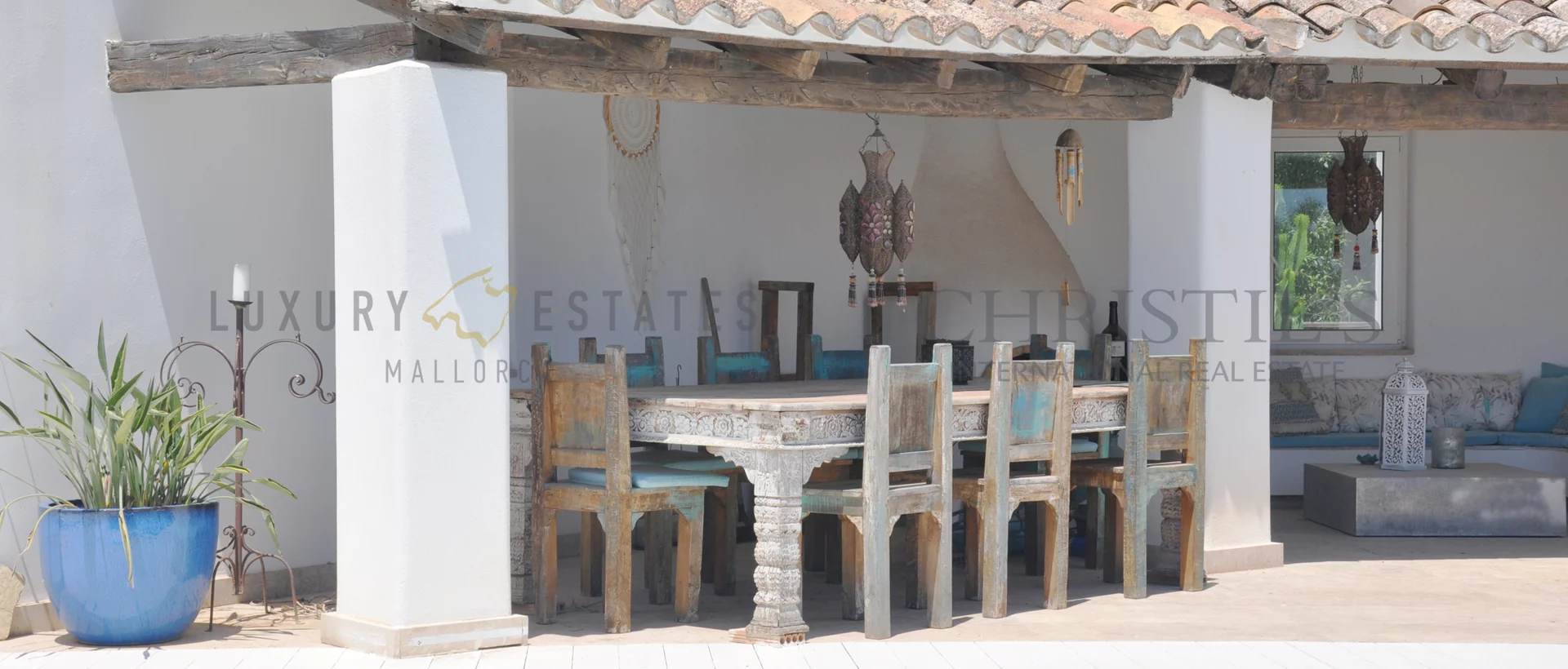 villa de estilo morisco en sol de mallorca con vistas parciales al mar 10