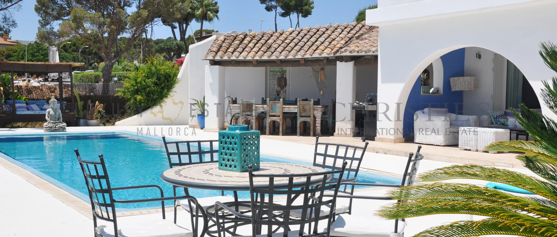 villa de estilo morisco en sol de mallorca con vistas parciales al mar 11