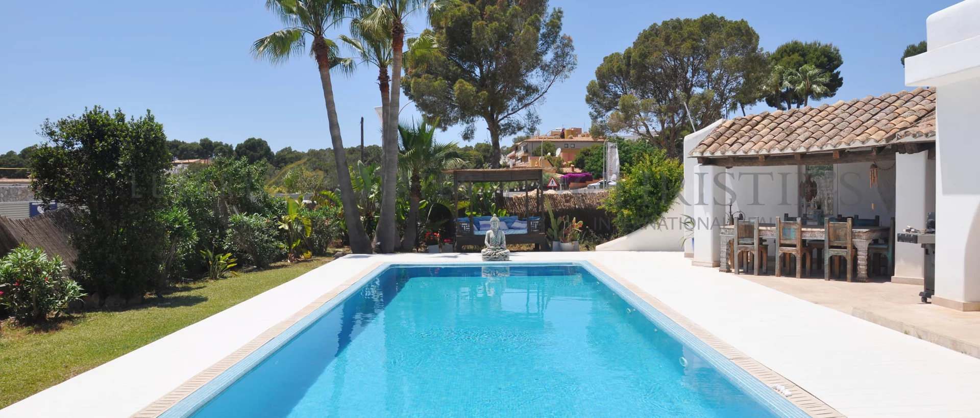 villa de estilo morisco en sol de mallorca con vistas parciales al mar 12