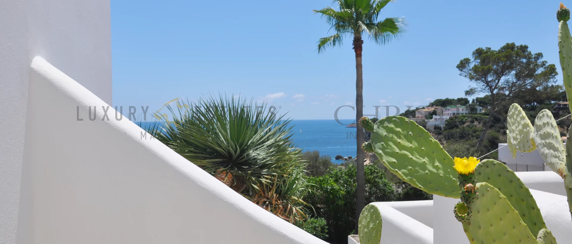 villa de estilo morisco en sol de mallorca con vistas parciales al mar 16