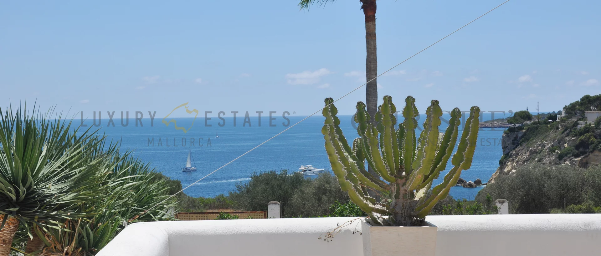 villa de estilo morisco en sol de mallorca con vistas parciales al mar 17