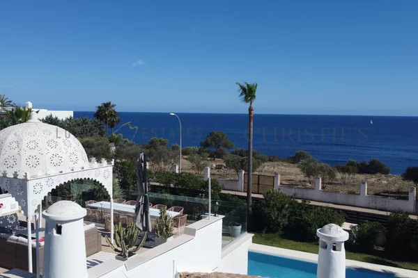 villa de estilo morisco en sol de mallorca con vistas parciales al mar 27