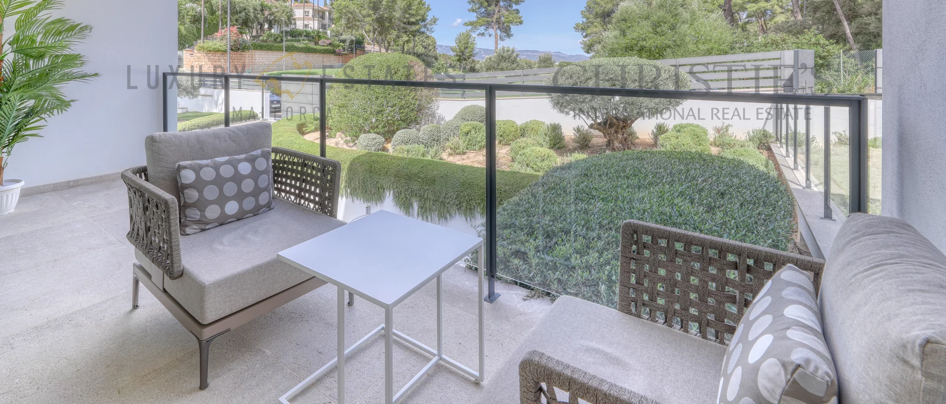 contemporary villa in son vida 8