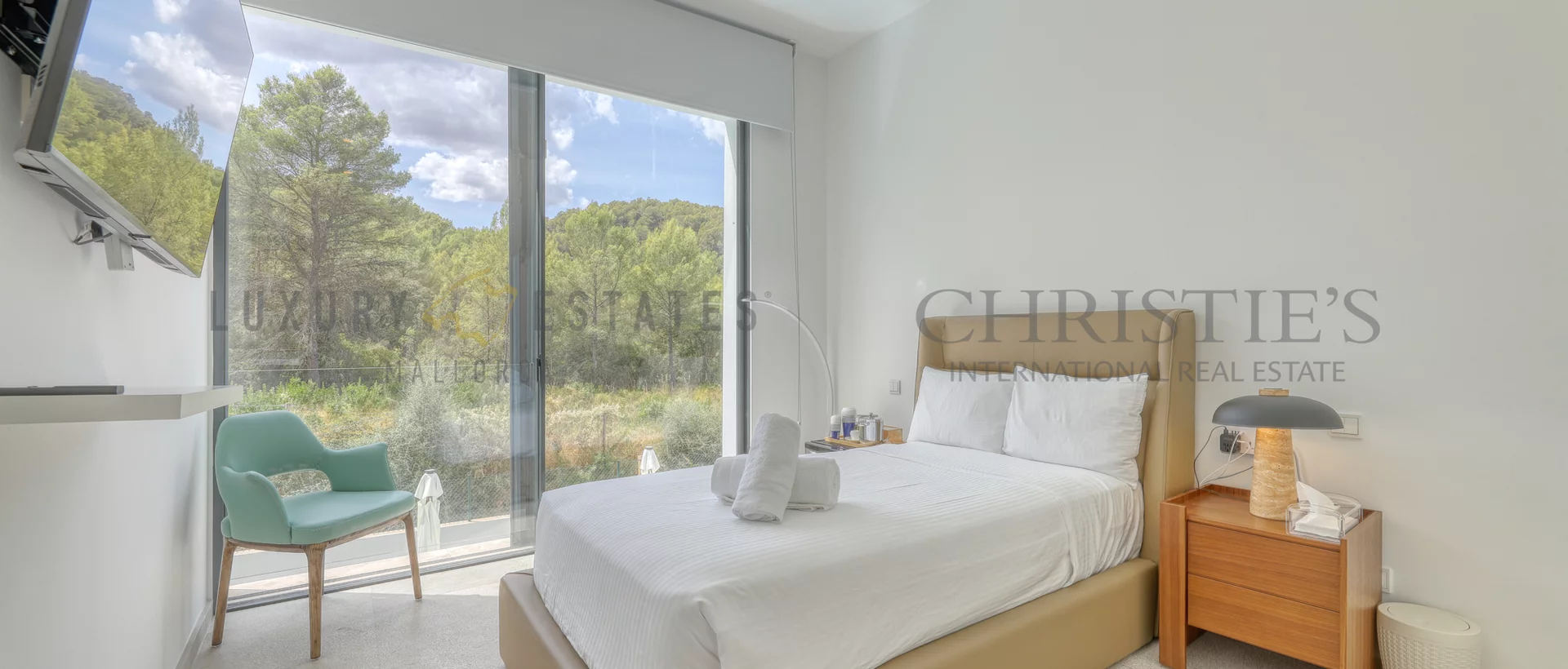 contemporary villa in son vida 15