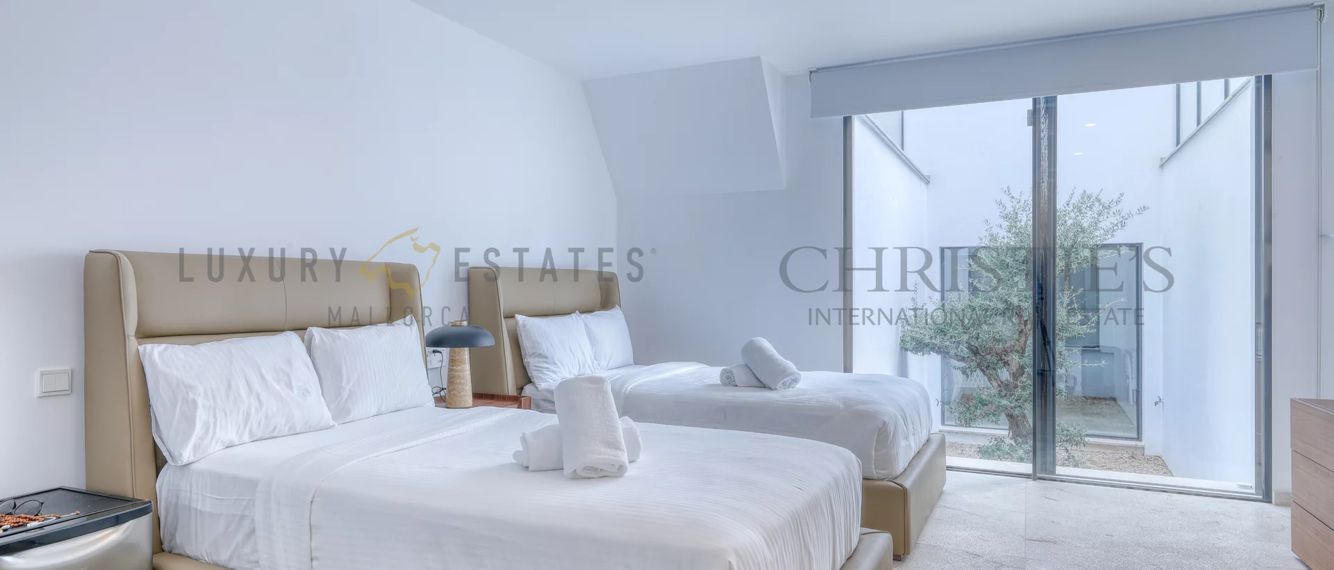 contemporary villa in son vida 18