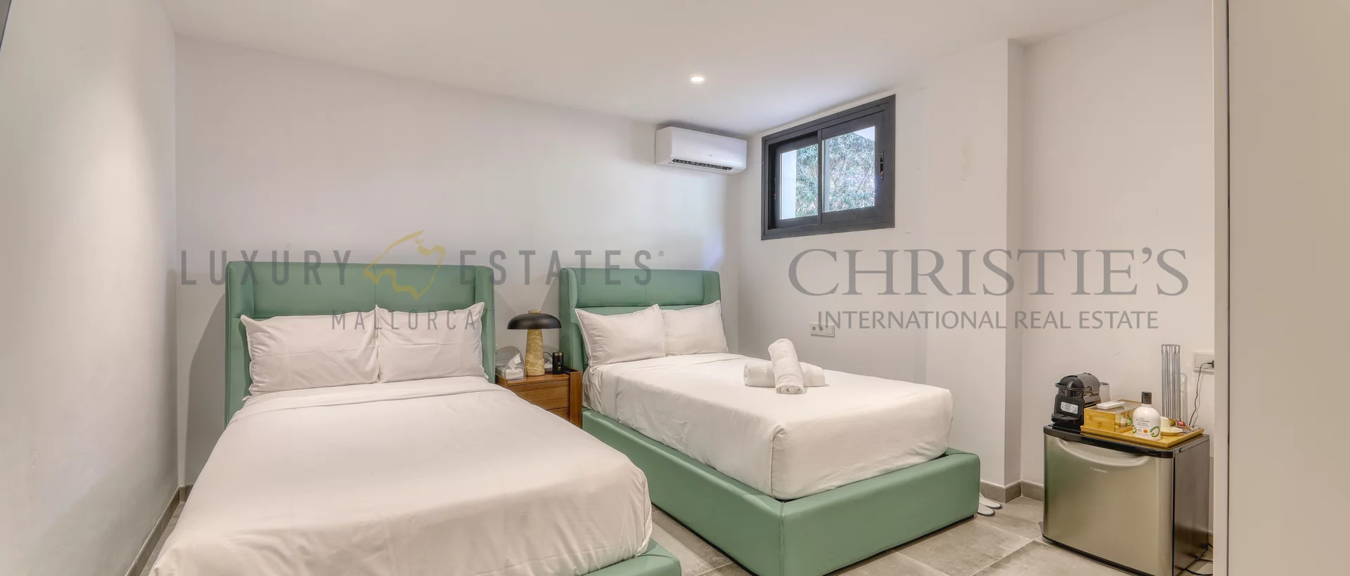 contemporary villa in son vida 19