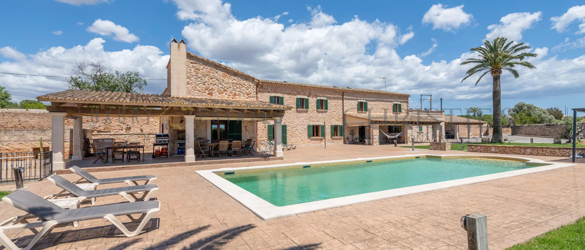 country house in centre of santanyi with rental license 